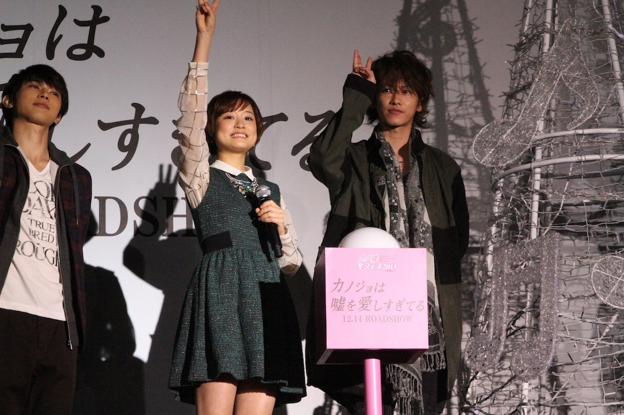 点灯前にカウントダウンを行う吉沢亮、大原櫻子、佐藤健。