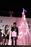 「カノ嘘ツリー」点灯式の様子。