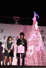 「カノ嘘ツリー」点灯式の様子。