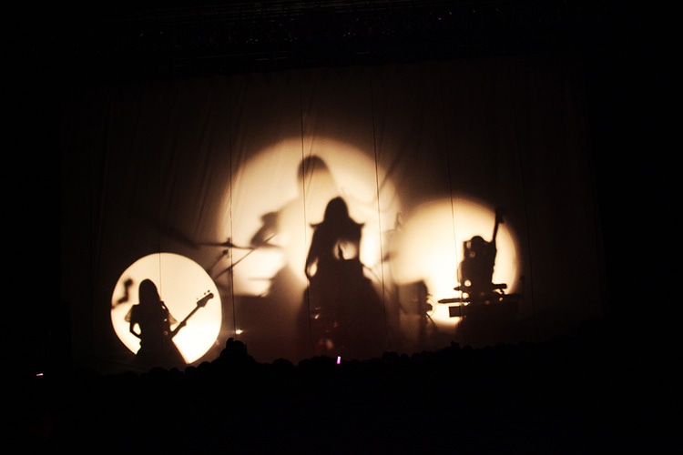 ライブのオープニング。（Photo by HayachiN）