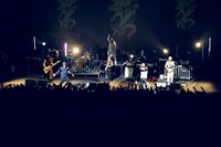 「ROCK BAND」パフォーマンス時の様子。（Photo by Kentaro Kambe）