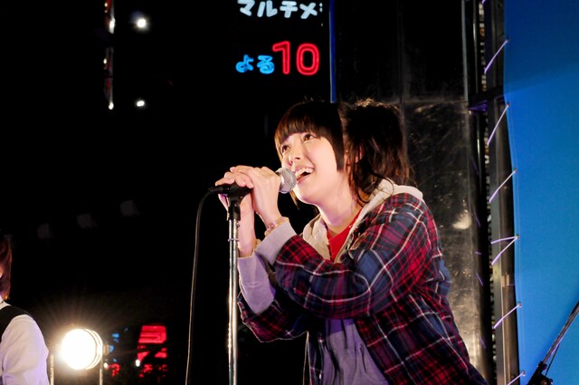 デビュー曲「ミライナイト」を熱唱する佐藤聡美。