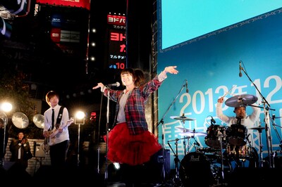 イベント当日、佐藤はギター、ベース、ドラムという陣容のバンド“しゅがーず”とともにステージに登場。