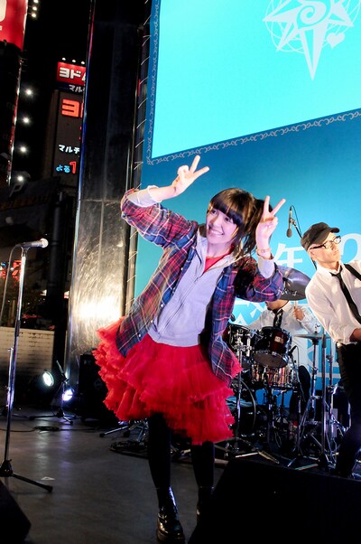 終演後、800人の観客の声援にピースサインで応える佐藤聡美。