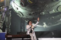 ド派手に登場したイケッサー長官。