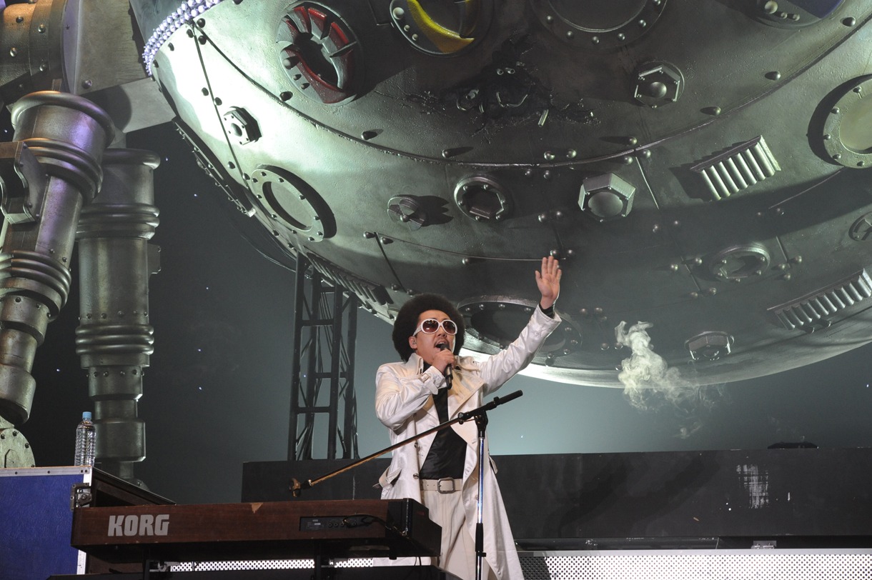 ド派手に登場したイケッサー長官。