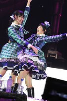 松野莉奈（左）と柏木ひなた（右）。