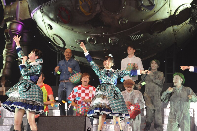 「Lon de Don」では宇宙人や謎の外国人も集まり笑顔で大団円。