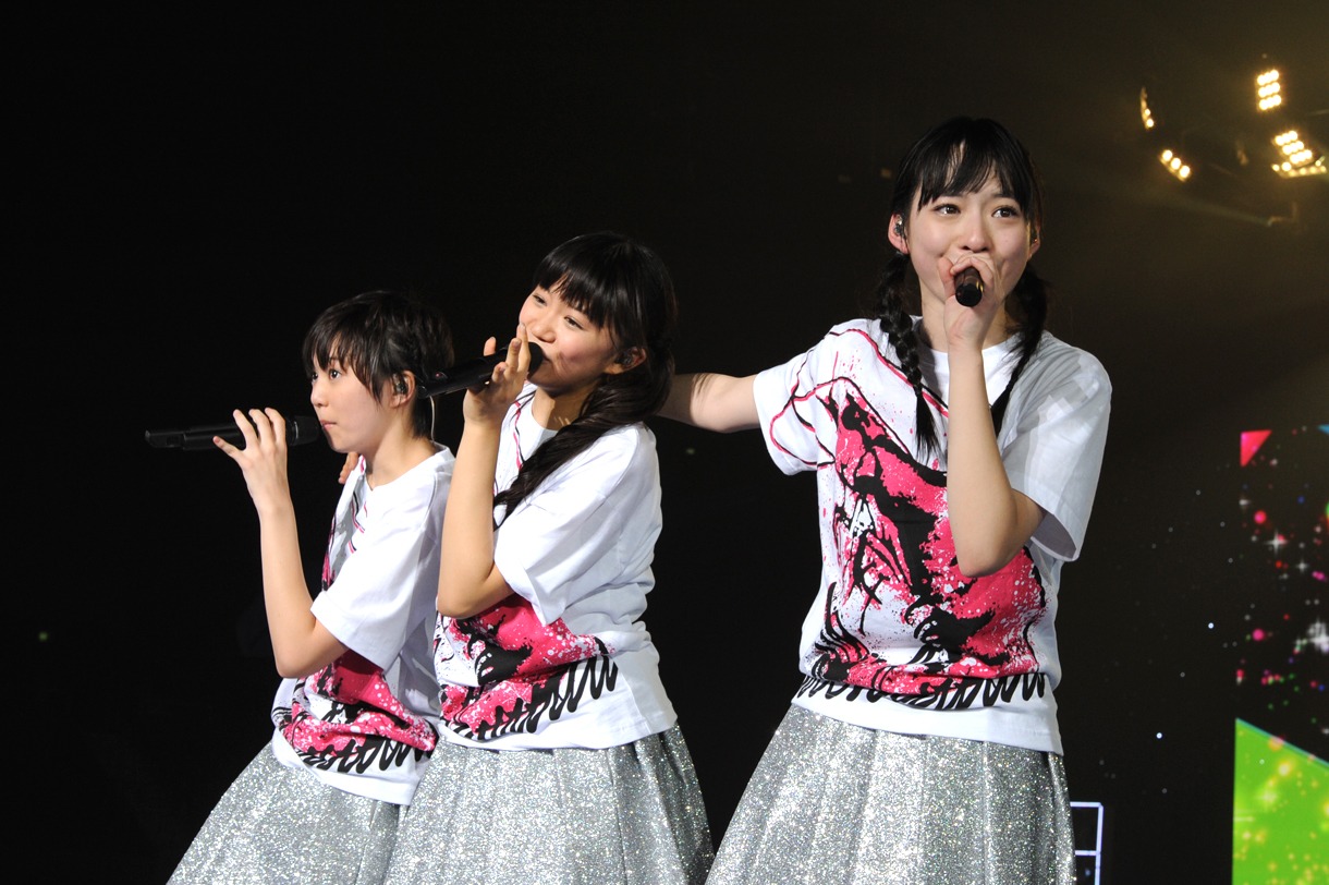 目に涙を浮かべながら歌う安本彩花、星名美怜、松野莉奈（左から）。