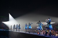 観客の声援に応えるエビ中。