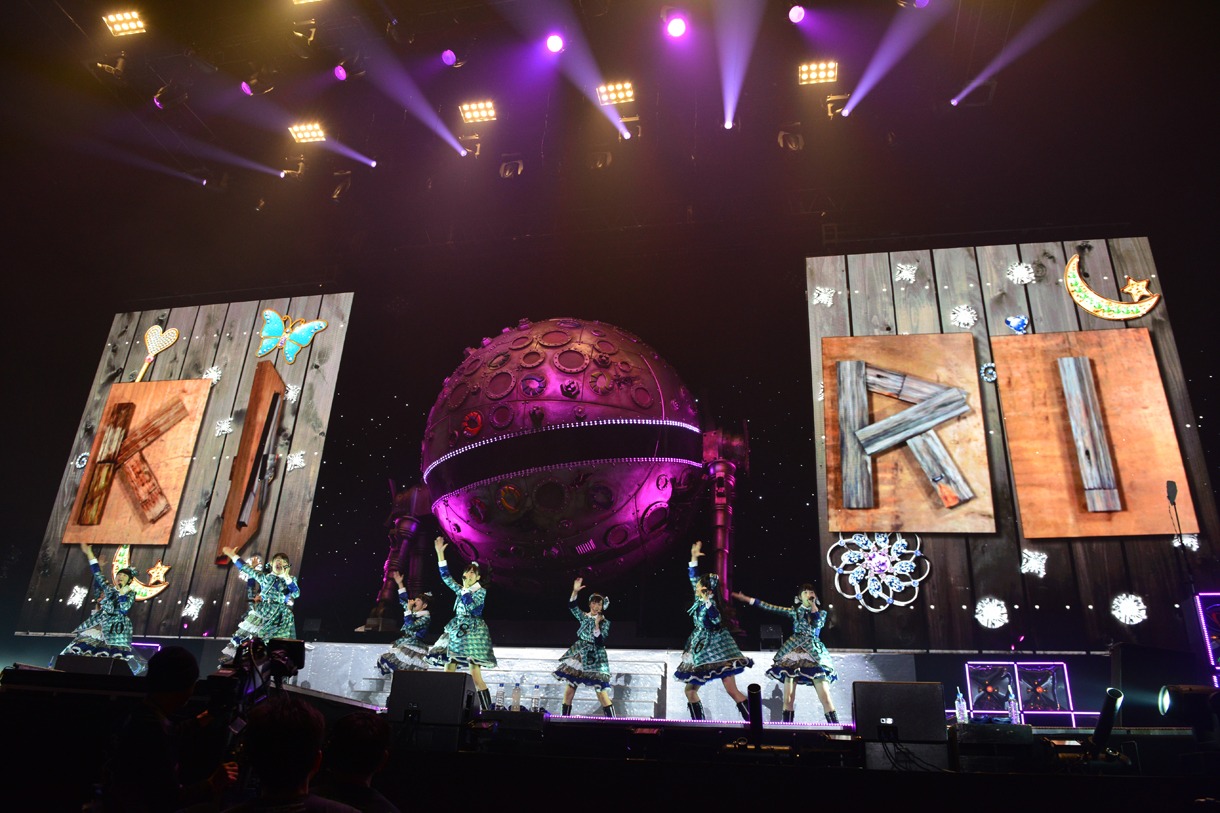 スクリーンには曲ごとのイメージに合わせた映像が映し出された。写真は「仮契約のシンデレラ」歌唱シーン。