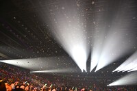 「売れたいエモーション！」ではメンバーらの顔が印刷された札束が宙を舞った。