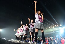 1万人を超える観客の声援に応えるエビ中。