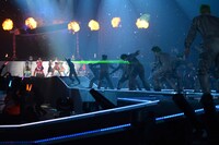 レーザービームで宇宙怪人を一網打尽にするアイアイマン。