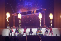 「禁断のカルマ」ではステージ上に火柱が。