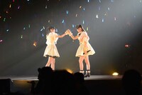 鈴木裕乃（左）と杏野なつ（右）の仲良しデュオ、Postgirls。