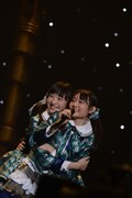 じゃれる松野莉奈（左）と杏野なつ（右）。