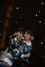 じゃれる松野莉奈（左）と杏野なつ（右）。