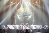 「Lon de Don」のラストでは宇宙怪人も外国人も一緒に決めポーズ。