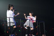 トロッコではしゃぐ鈴木裕乃（左）と柏木ひなた（右）。