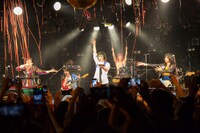 爆弾ジョニー「今日から大人っ☆マジでマジで誕生日!!」の様子。（撮影：新保勇樹）