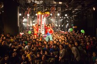 くす玉と記念撮影する爆弾ジョニーと観客。（撮影：新保勇樹）