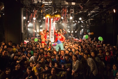 くす玉と記念撮影する爆弾ジョニーと観客。（撮影：新保勇樹）