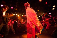 マントを羽織って登場するりょーめー（Vo, G）。（撮影：新保勇樹）