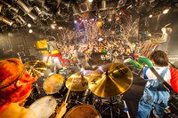 爆弾ジョニー「今日から大人っ☆マジでマジで誕生日!!」の様子。（撮影：新保勇樹）