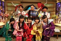 今週の人気の画像6位は「ももクロ『食わず嫌い王決定戦』で楽天・マー君と対決」より、ももいろクローバーZ、田中将大、とんねるず。(c)フジテレビ