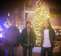 左から尾崎友直（G）、オータコージ（Dr）、曽我部恵一（Vo）。