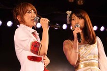 左から高橋みなみ、大島優子。 (c)AKS