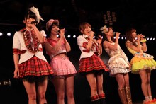 各チームリーダーと総監督の高橋みなみによる挨拶の様子。 (c)AKS