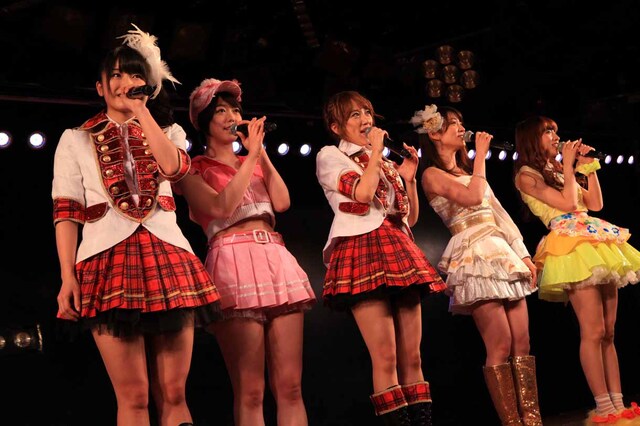 各チームリーダーと総監督の高橋みなみによる挨拶の様子。 (c)AKS