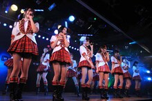 チームAによる歌唱の様子。 (c)AKS