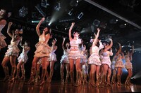 チームKによる歌唱の様子。 (c)AKS