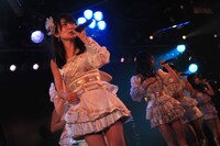 チームKによる歌唱の様子。 (c)AKS