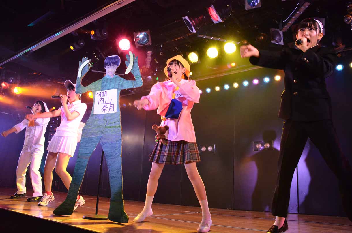 14期生による歌唱の様子。 (c)AKS