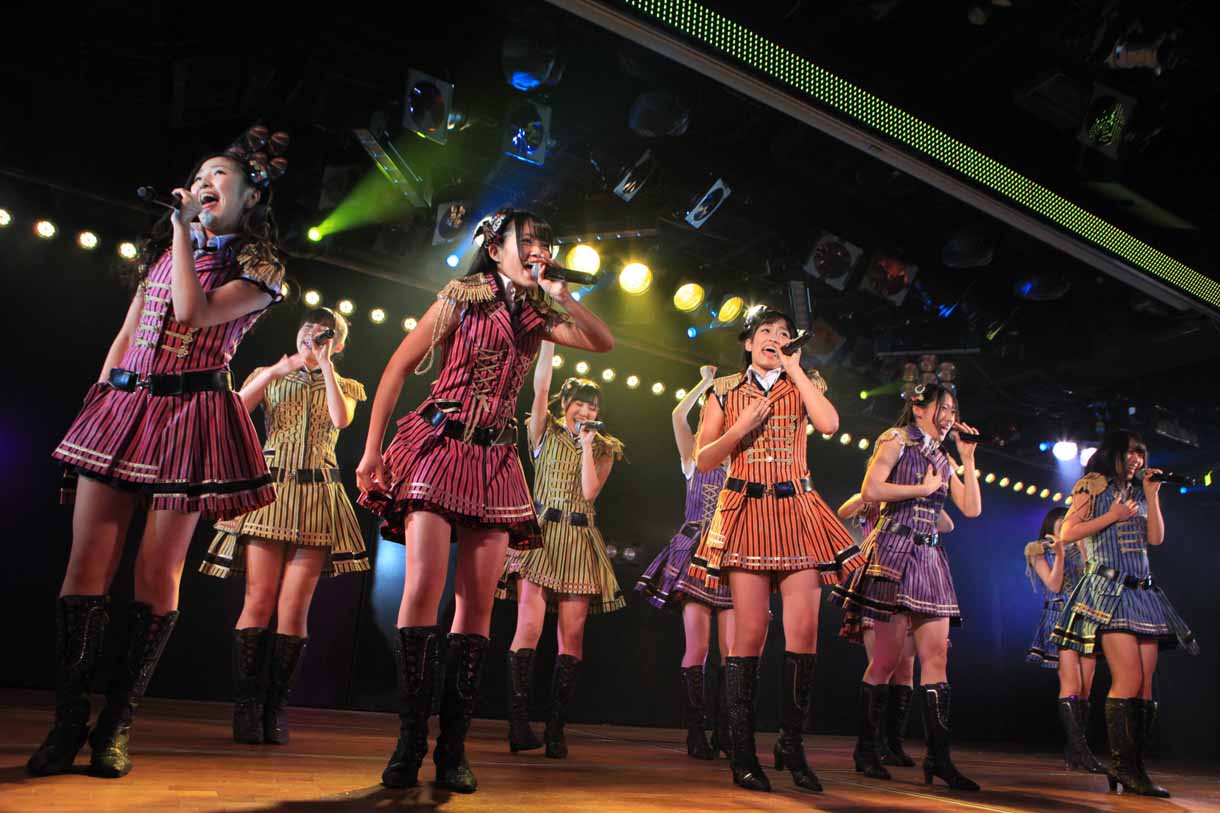 13期生による歌唱の様子。 (c)AKS