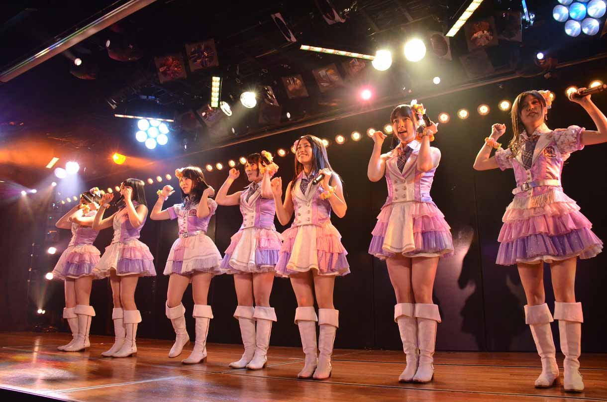 12期生による歌唱の様子。 (c)AKS