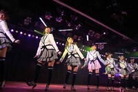 10期生による歌唱の様子。 (c)AKS