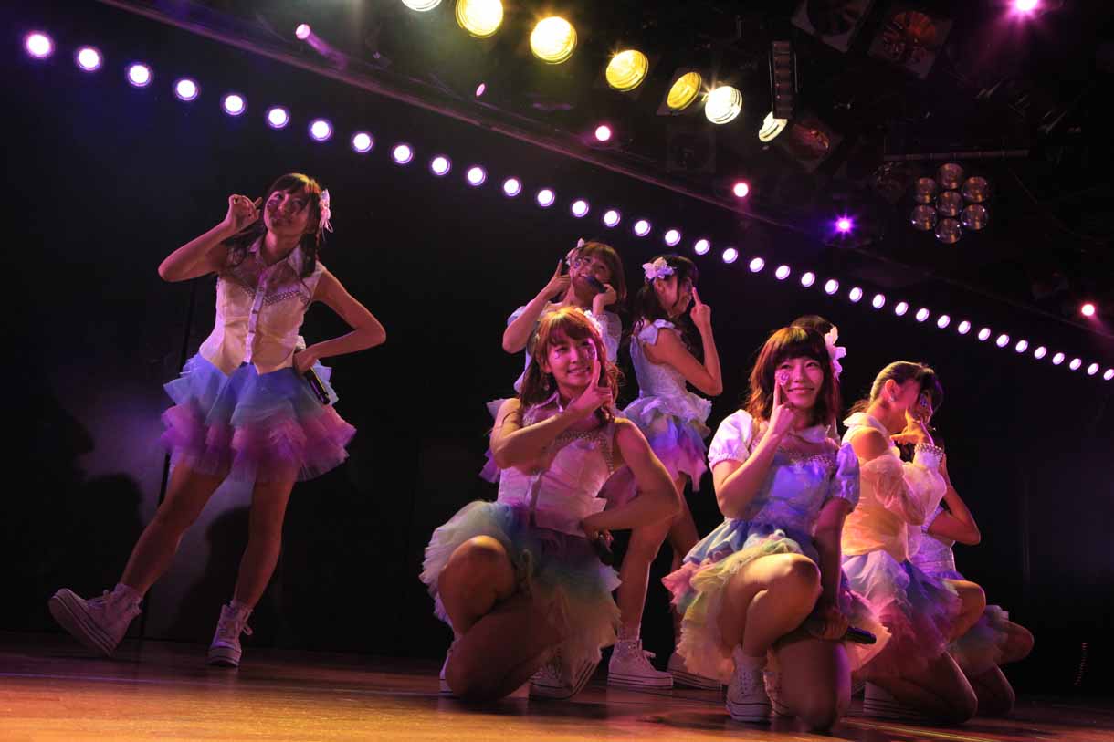 9期生による歌唱の様子。 (c)AKS