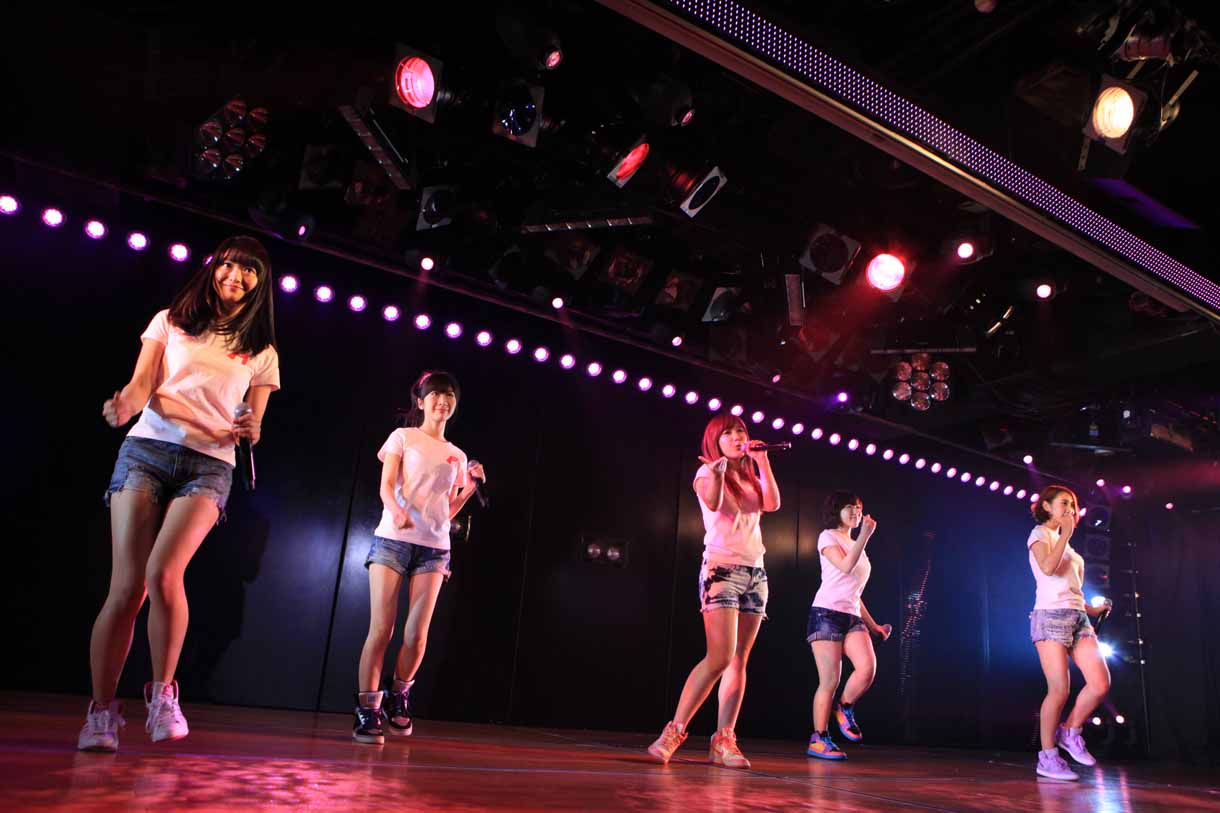 5期生による歌唱の様子。 (c)AKS