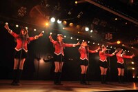 4期生による歌唱の様子。 (c)AKS