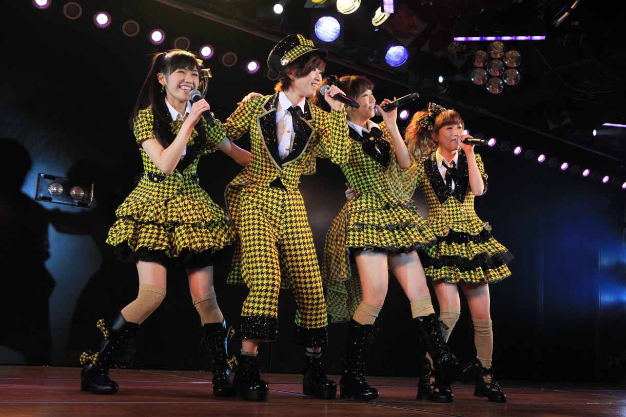 3期生による歌唱の様子。 (c)AKS