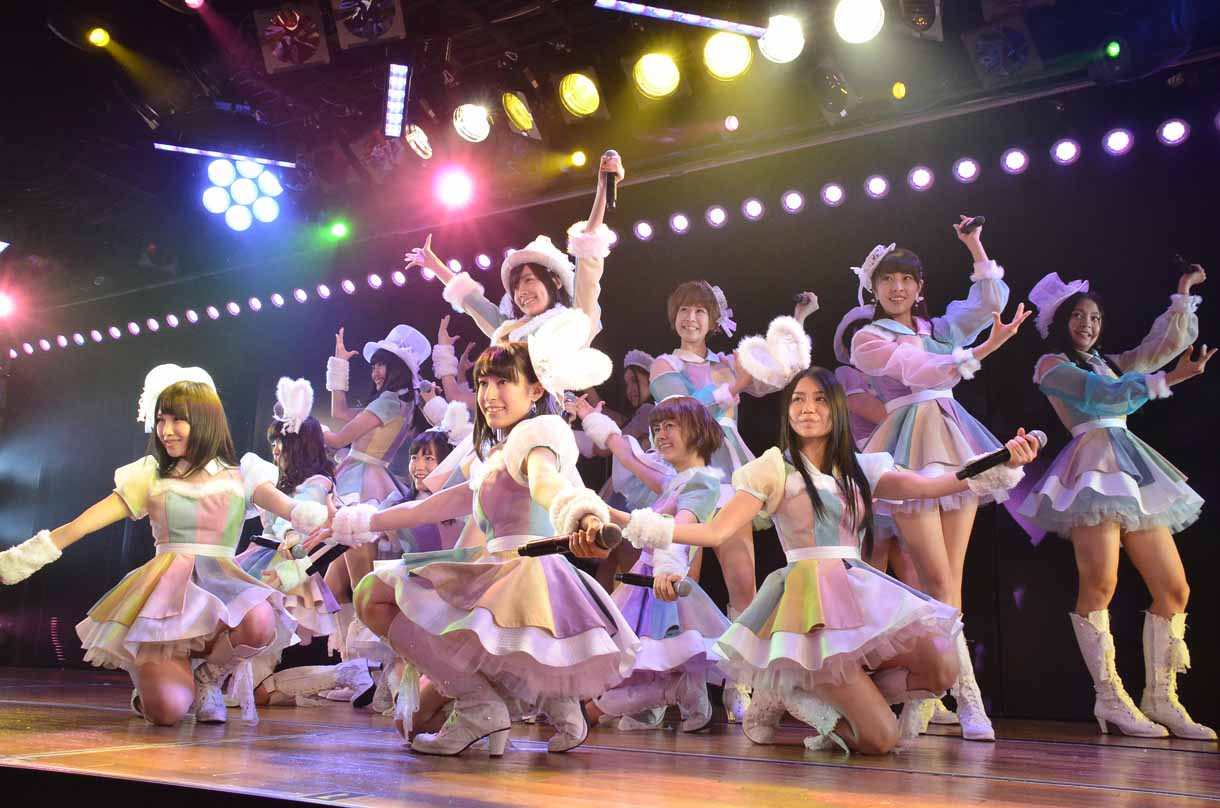 じゃんけん選抜メンバーによる歌唱の様子。 (c)AKS