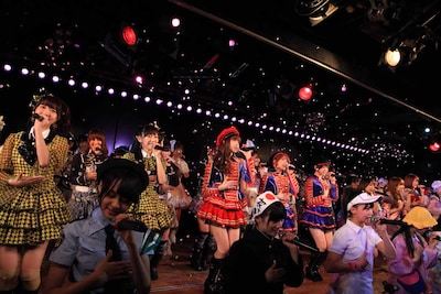 全メンバーによる歌唱の様子。 (c)AKS