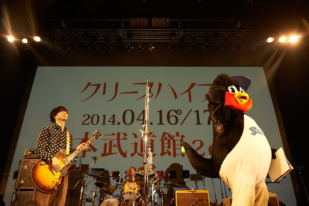 左から尾崎世界観（Vo, G）、小泉拓（Dr）、つば九郎。