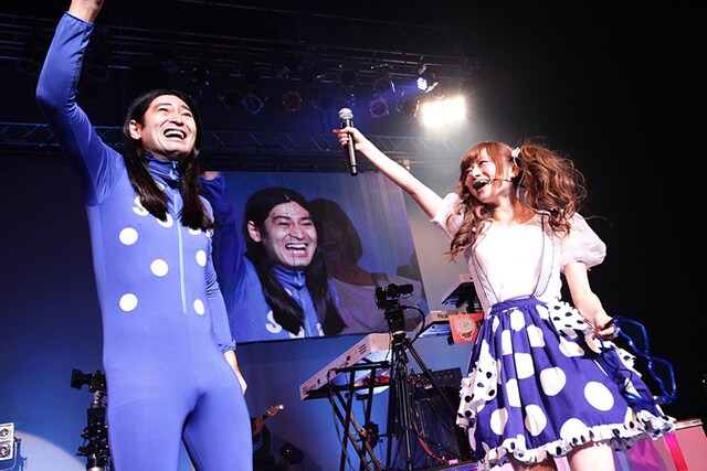 ステージに現れたハイキングウォーキングの鈴木Q太郎。（Photo by HayachiN）