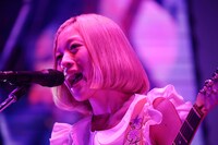 すぅ（Vo, G） （Photo by HayachiN）